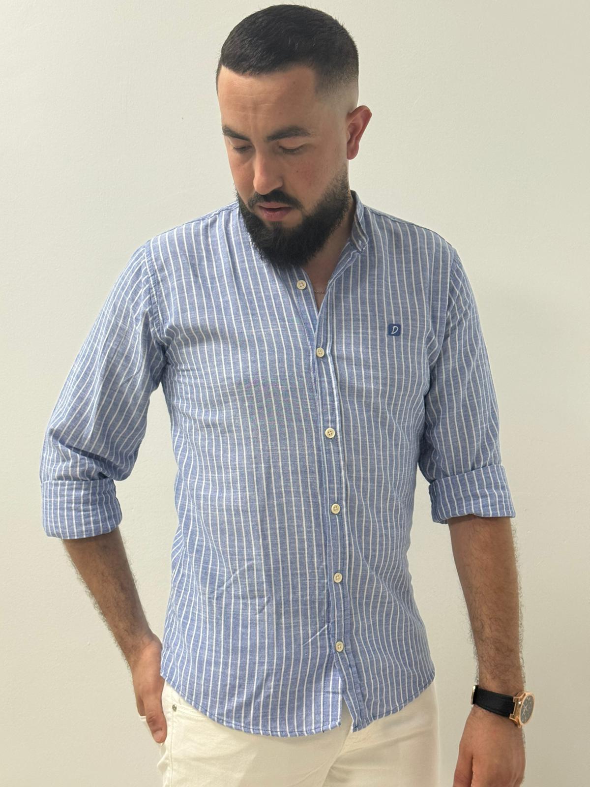 Camisa casual de lino con rayas verticales blancas