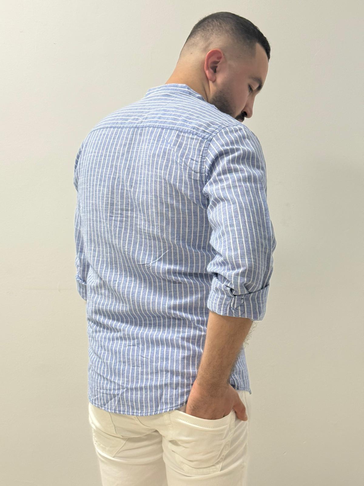 Camisa casual de lino con rayas verticales blancas - Imagen 3