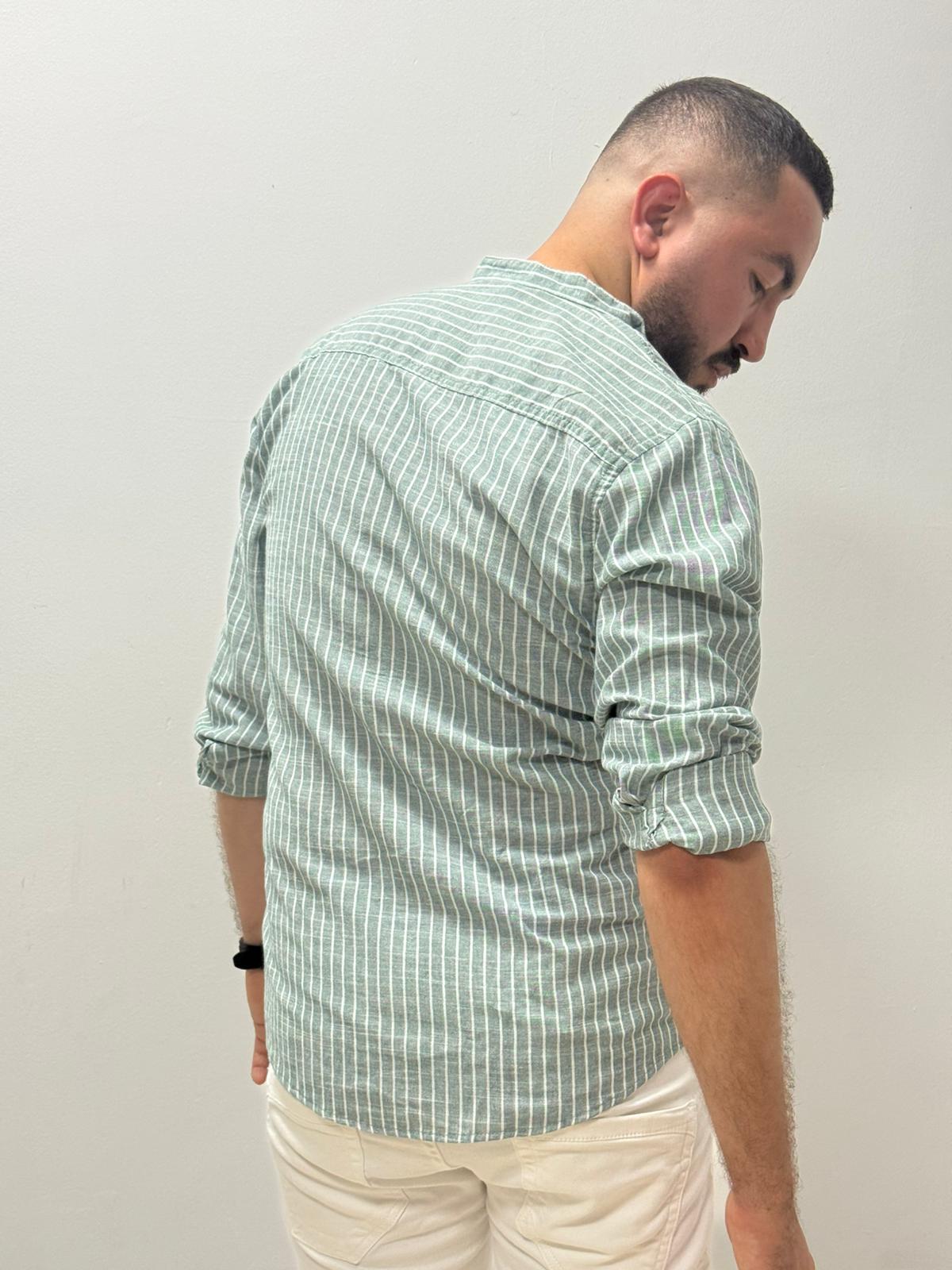 Camisa casual de lino con rayas verticales blancas - Imagen 6