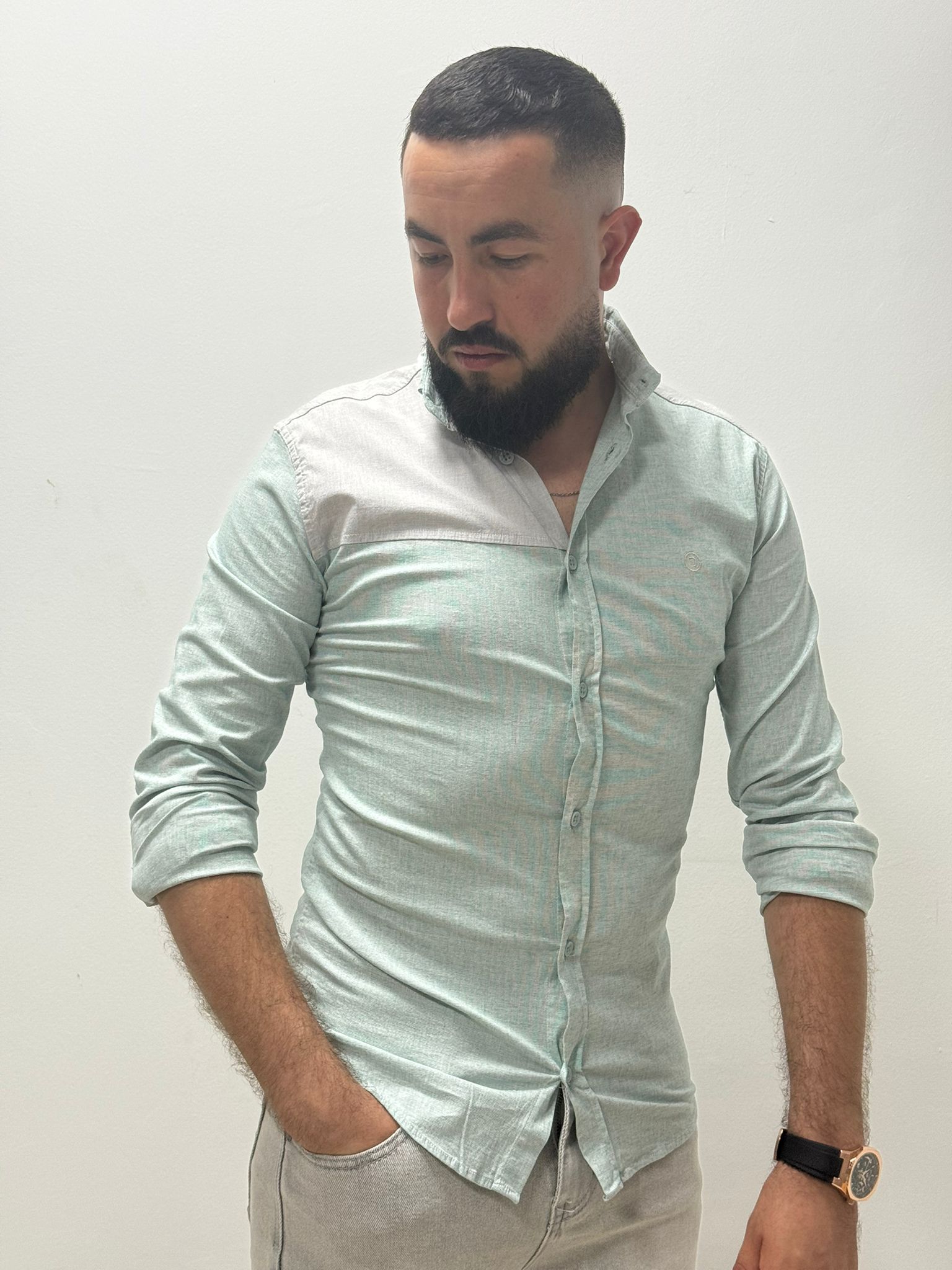Camisa slim fit con diseño de contraste